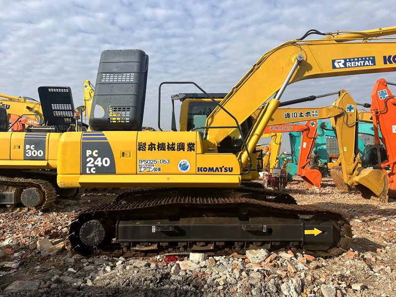 Used Komatsu PC240-8