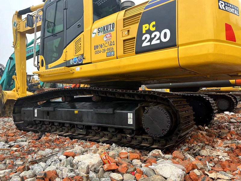 Used Komatsu PC220-8