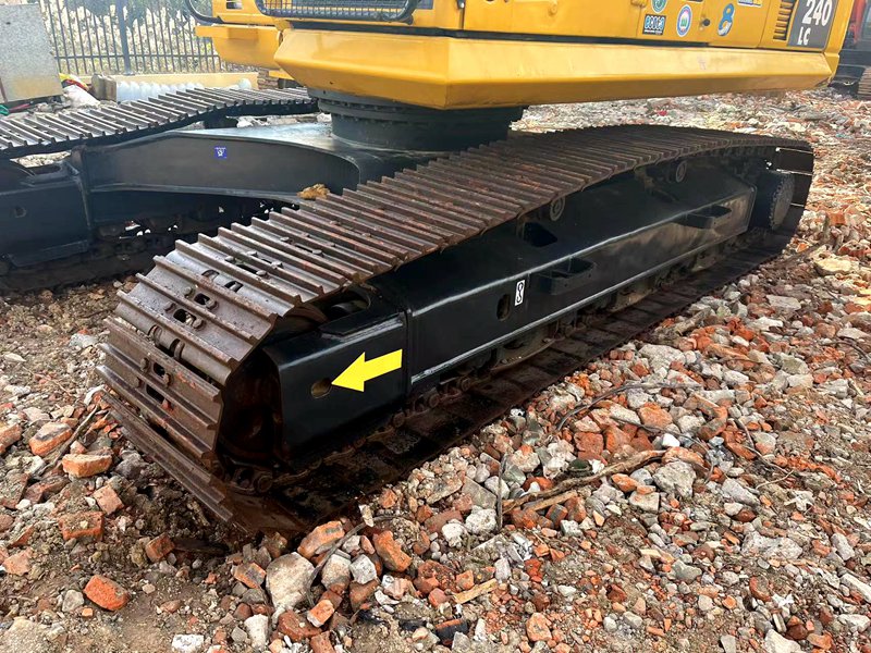 Used Komatsu PC240-8