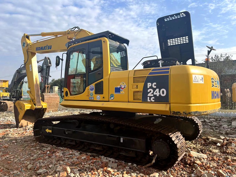 Used Komatsu PC240-8