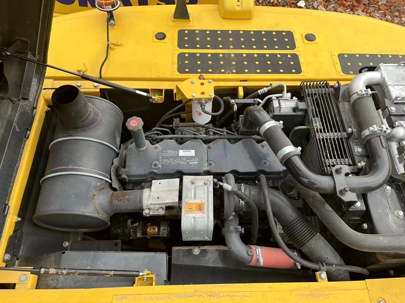 Used Komatsu PC220-8