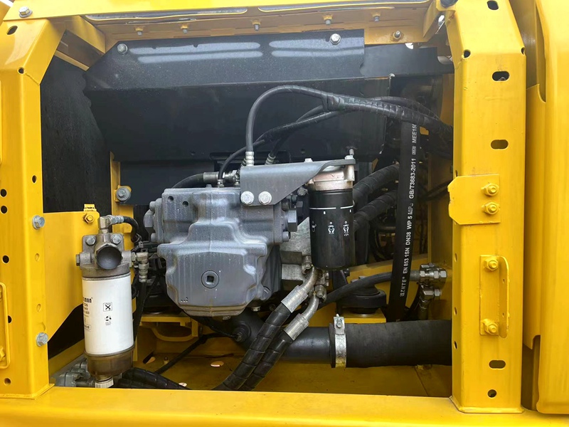 Used Komatsu PC220-8