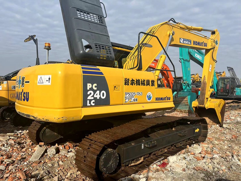 Used Komatsu PC240-8