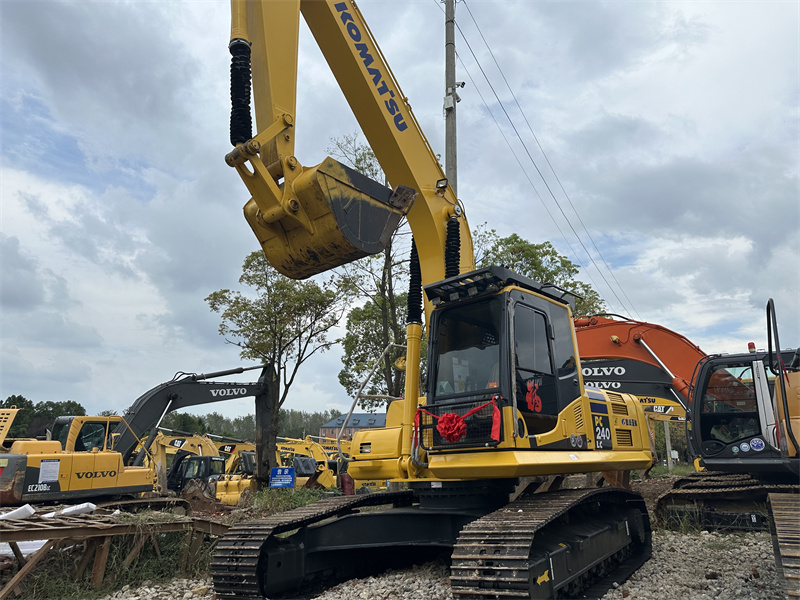 Used Komatsu PC240-8