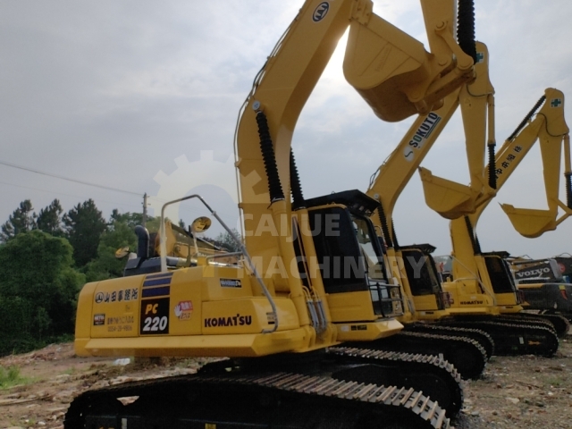 Used Komatsu PC220-8