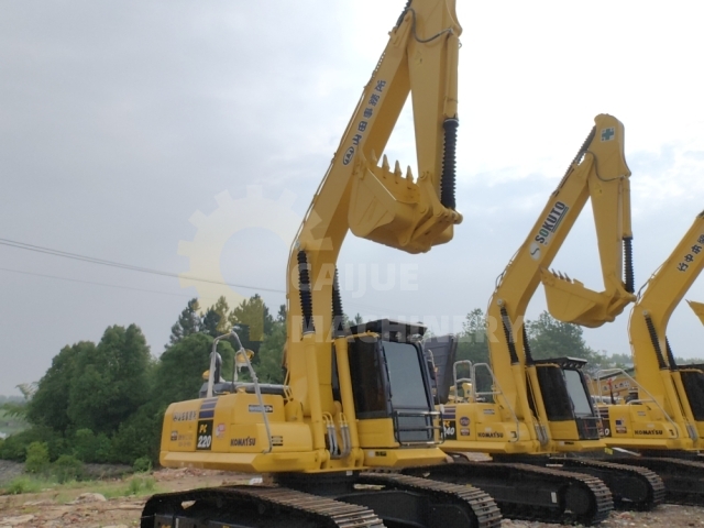 Used Komatsu PC220-8