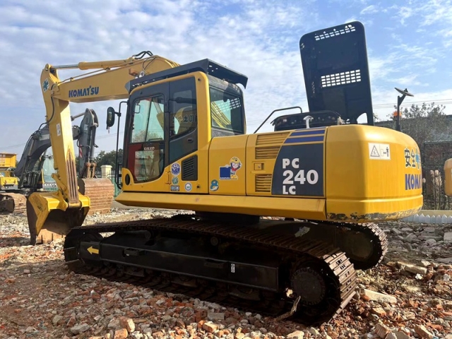 Used Komatsu PC240-8