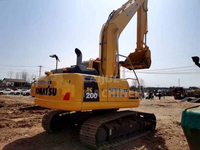 Used Komatsu PC200-8