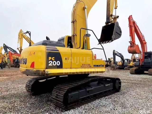 Used Komatsu PC200-8MO