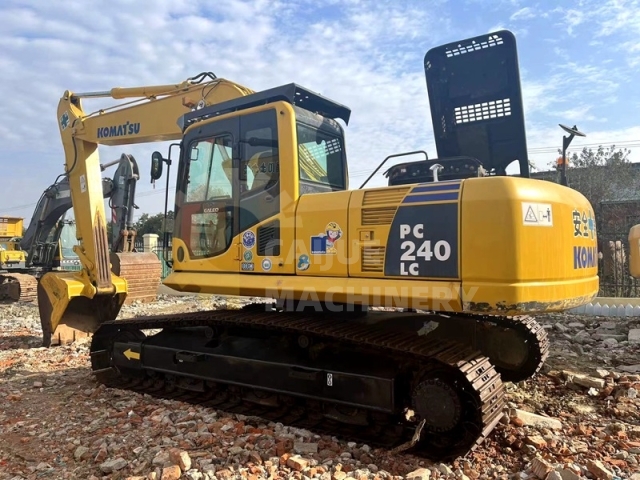 Used Komatsu PC240-8