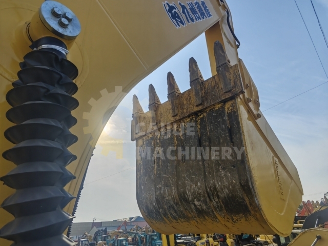 Used Komatsu PC200-8