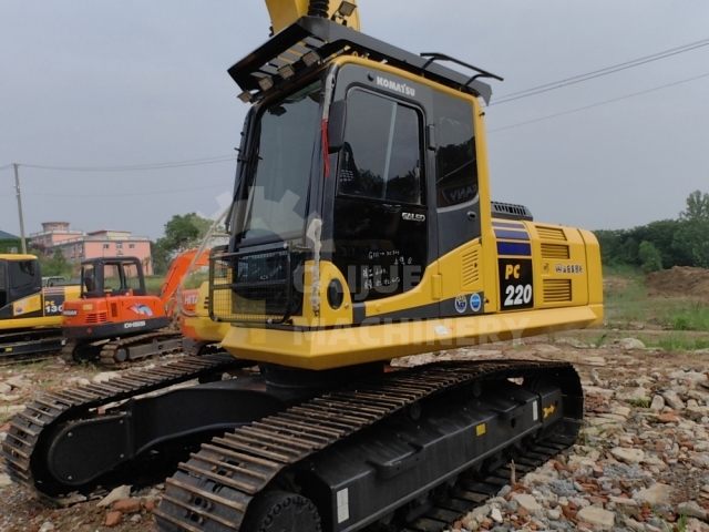 Used Komatsu PC220-8